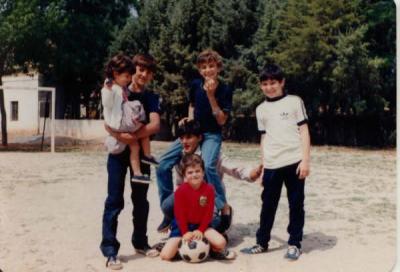 En el Campillo (Alicia en brazos de Edu, Nando encima de Pablo, Coche y Carlos Salvadores