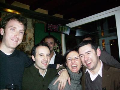 1a Cena de La Colonia 26/12/08 (Afectados por el alcohol) Ernesto, Gaiftiu, Glorita, Santi y Edu detras.