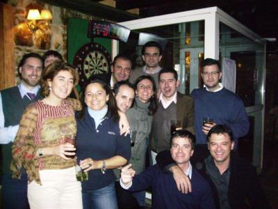 1a Cena de La Colonia 26/12/2008. De izda a dcha.,Luis (Tete), Belen, Monica (la que asoma la gaita), Roxi, Gaiftiu (el que esta libre de pelo), Glorita, Santi, Gonzalito. Abajo Coche y Pablo y detras Edu y Nando. Falta Ernesto que estaba en el WC
