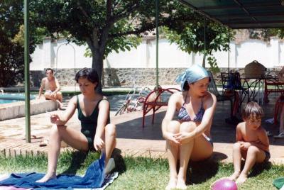 En la Piscina 1977. Mari Tere, Mari Carmen(tia de Antonete y Belen Pamplona), Antonete y al fondo Manolo Salvadores?